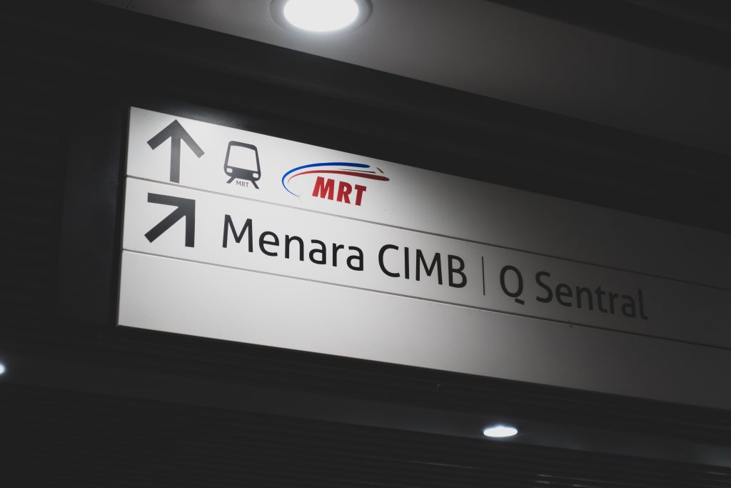 MRT 管理范围内时髦的打光和字体。